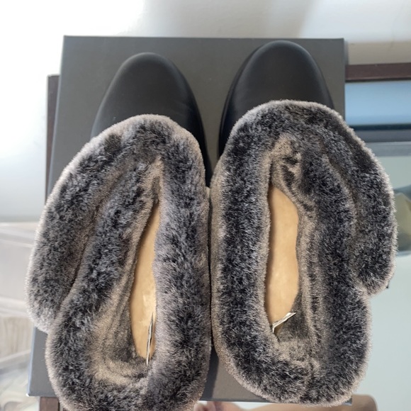 Brand new in box black classic mini berge boot. Water resistant ugg! - Picture 6 of 7